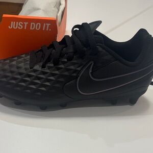 Brand New in Box Nike JR Legend 8 Club FG/MG Size 2Y